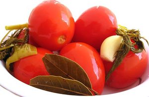 Полезные свойства засоленных помидор в ведре