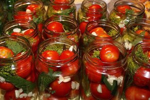 Квашеные помидоры со смородиной - добавляем к помидорам листочки и ягоды