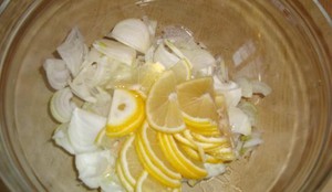 Маринование лука с лимоном