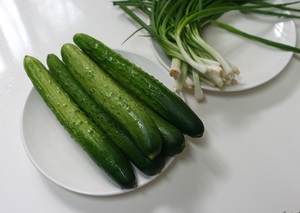 Перечень ингредиентов для простого салата на зиму из огурцов и лука 