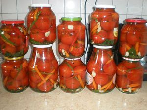 Рецепт маринования помидор с дольками чеснока и перцами