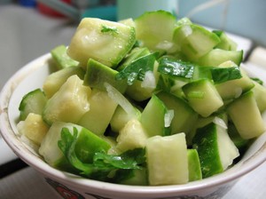 Салат из кабачков едят летом, а также заготавливают на зиму