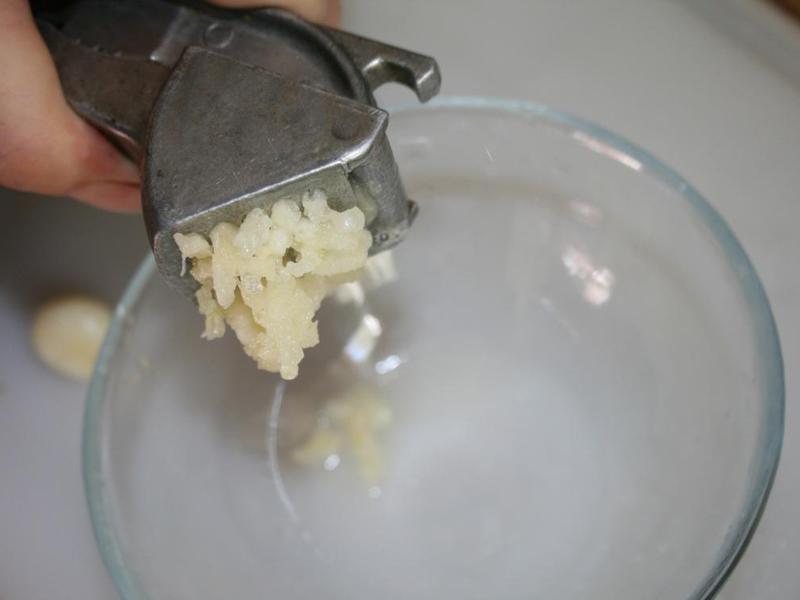 Подготовка чеснока для кабачкового салата