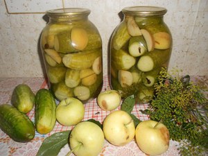 Рецепт для приготовления огурцов с яблоками на зиму