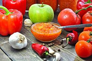 Острая аджика - рецепт заготовок на зиму с помидорами и яблоками