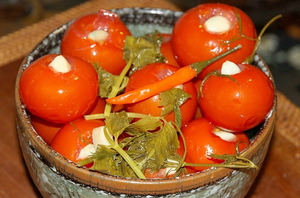 Особенности приготовления маринованных помидор на зиму с чесноком внутри