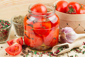 Перечень ингредиентов для рецепта маринованных помидор с чесноком внутри