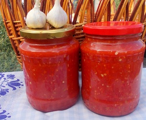 Особенности приготовления приправы на зиму из помидор с чесноком