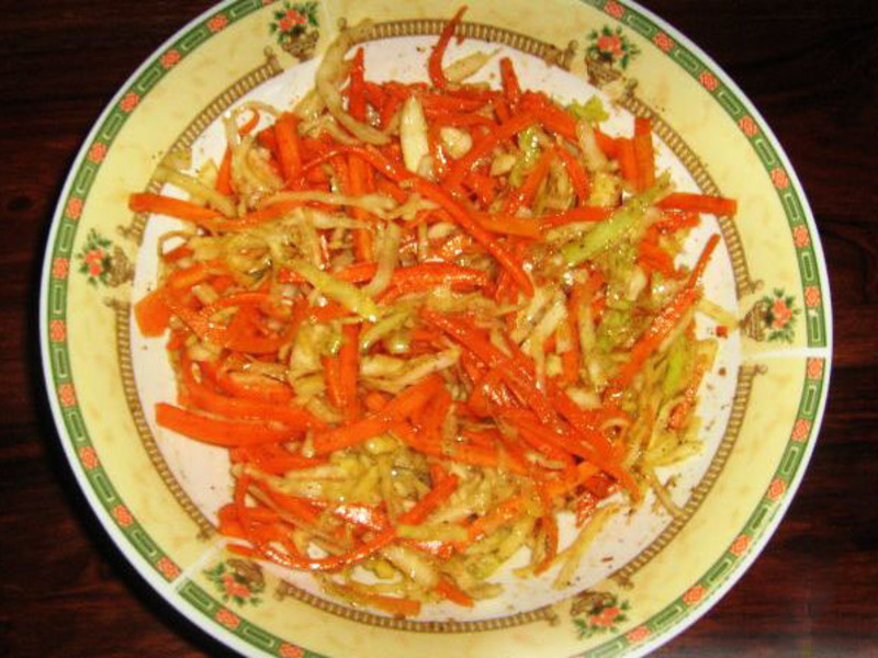 Салаты по-корейски часто готовят из смеси капусты и моркови