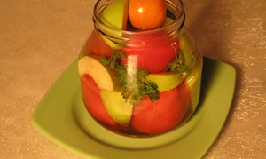 Заготовка томатов с яблоками - простые рецепты