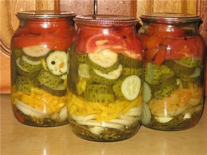 Как приготовить на зиму салат из огурцов и помидор