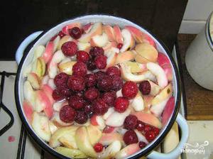 Замороженные ягоды и яблоки - сочетание для вкусного компота