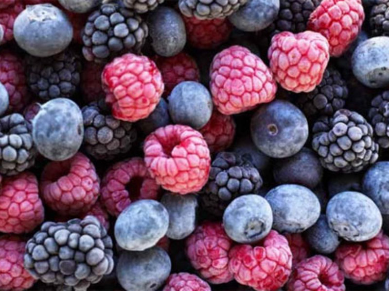 Замороженные фрукты и ягод показаны на фото