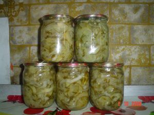 Процесс приготовления салата из огурцов