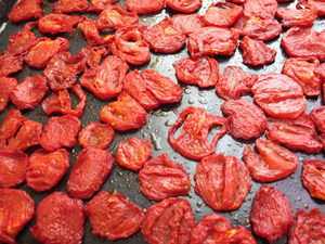 Сушеные помидоры - это удобный вариант заготовки на зиму