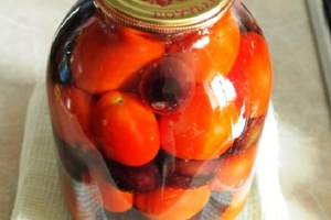 Маринованные помидоры со сливами - вкусный рецепт
