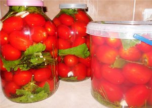Соленые помидоры - заготовки под пластиковыми крышками