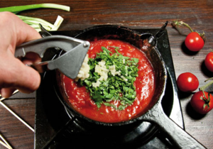 Домашний томатный соус с чесноком