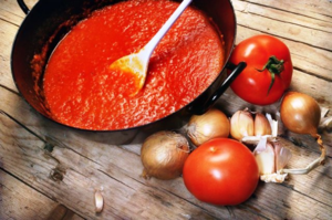 Добавьте в томатный соус чеснок