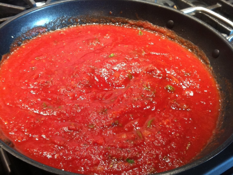 Сварить томатный соус очень просто