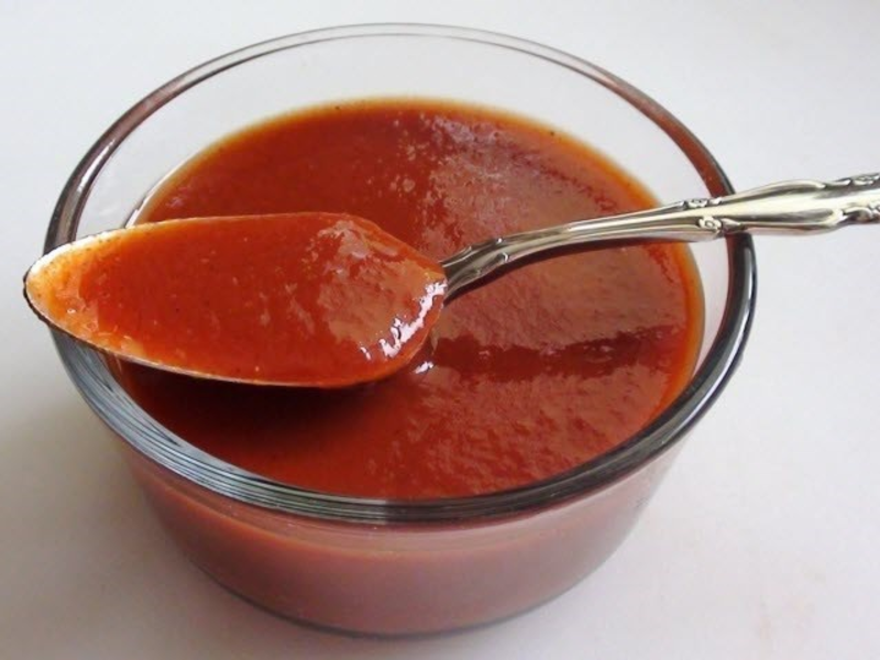 Кетчуп можно приготовить из томатной пасты