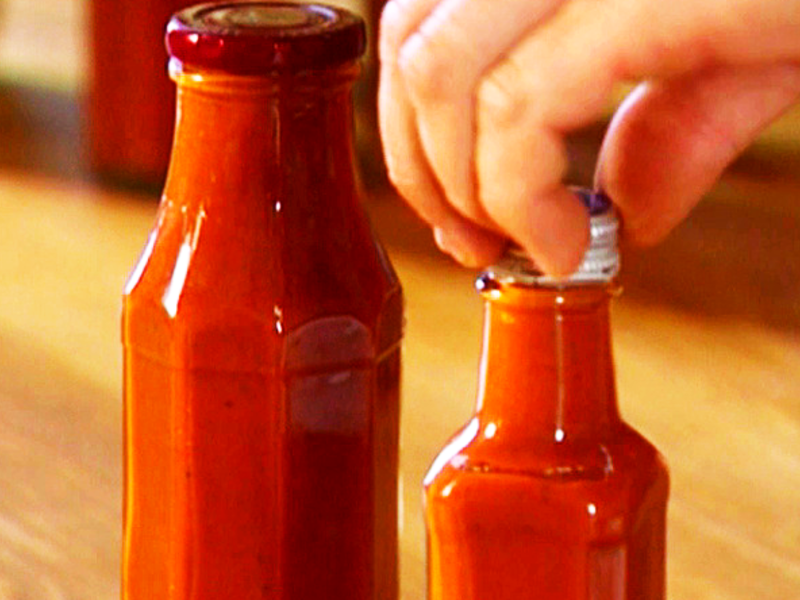 Домашний кетчуп можно хранить в бутылках