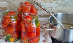 Рецепт приготовления помидор на зиму в яблочном соку без стерилизации
