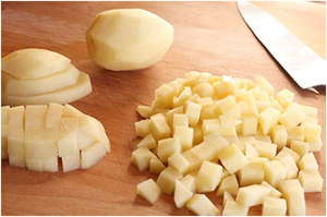 Очищенный картофель режется кубиками