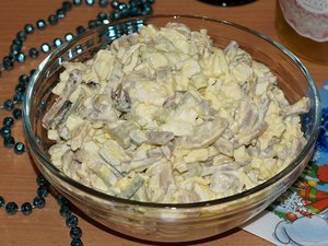 Салат с маринованными шампиньонами, курицей и яйцами