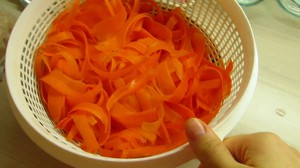 Процесс маринования моркови