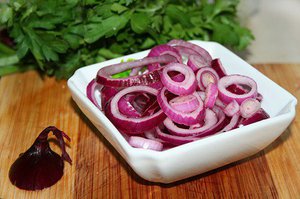 Часто лук для салата предлагают предварительно замариновать
