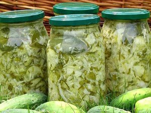 Рецепт салата из огурцов и лука для закатывания на зиму