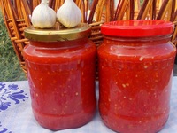 Особенности приготовления приправы на зиму из помидор с чесноком