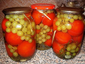Очень вкусные маринованные помидоры с виноградом