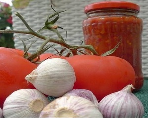 Способ приготовления аджики на зиму из помидор и чеснока